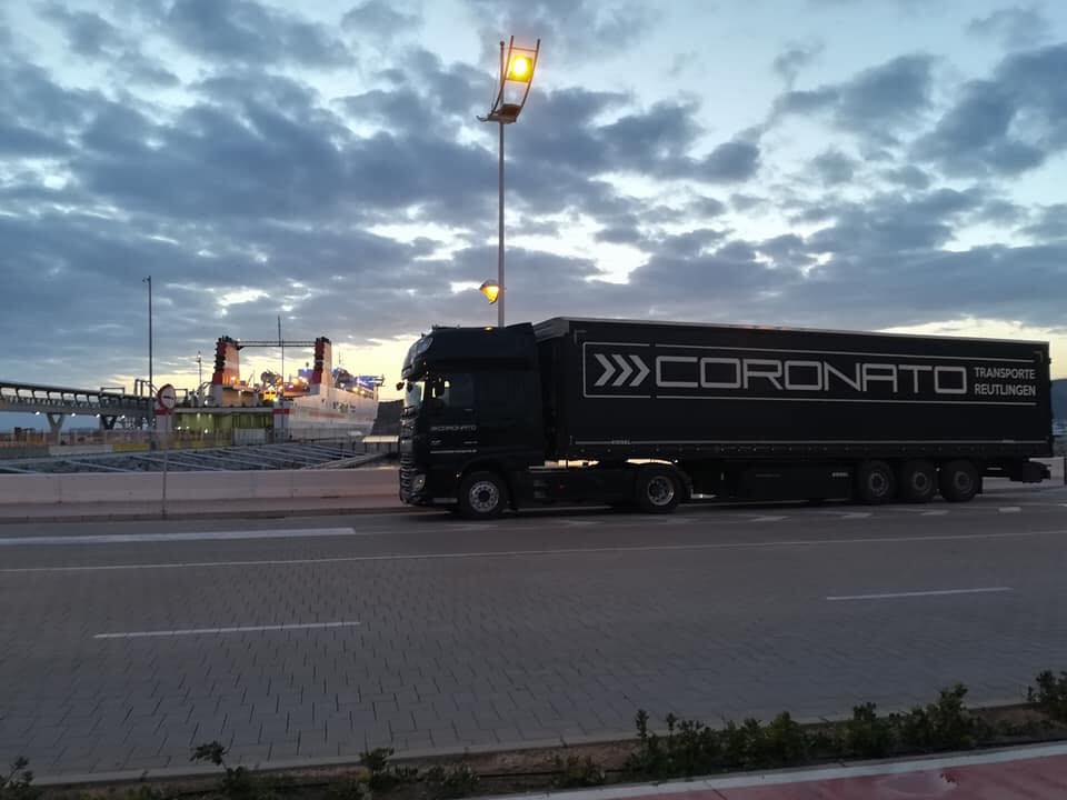 coronato-transporte-lkw-international Coronato Transporte Lastkraftwagen am Hafen