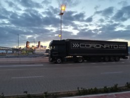 Coronato Transporte Lastkraftwagen am Hafen